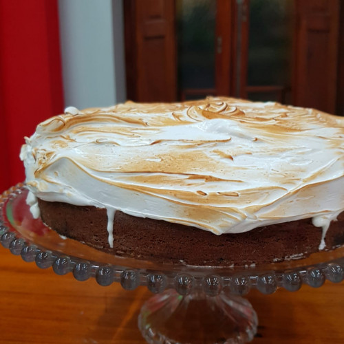 Torta brownie con helado y merengue