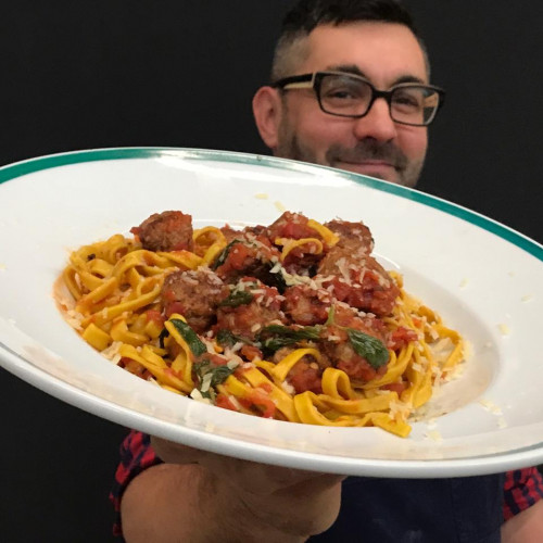 TALLARINES CASEROS CON ESTOFADO DE ALBÓNDIGAS