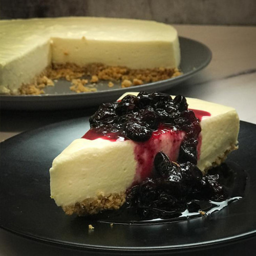 CHEESECAKE DE LIMON CON SALSA DE ARÁNDANO