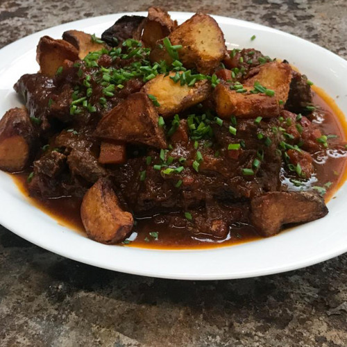 ENTRAÑA BRASEADA CON PAPAS PIEDRA