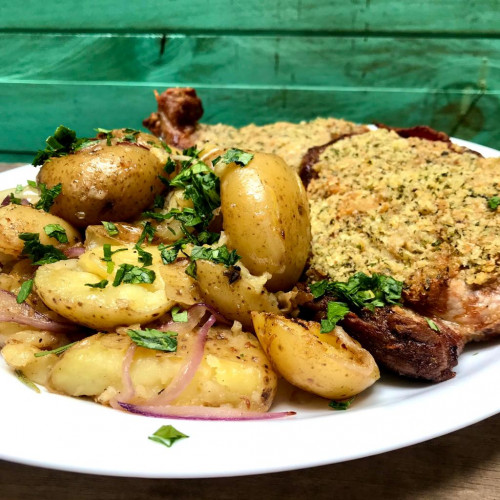 CHURRASQUITOS DE CERDO A LA CHAPA CON PAPINES AL ROMERO