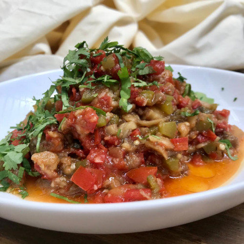 ENSALADA TURCA Y BERENJENAS FRITAS