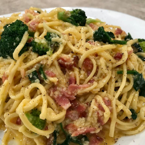 TALLARINES A LA CARBONARA CON BRÓCOLI Y ESPINACA