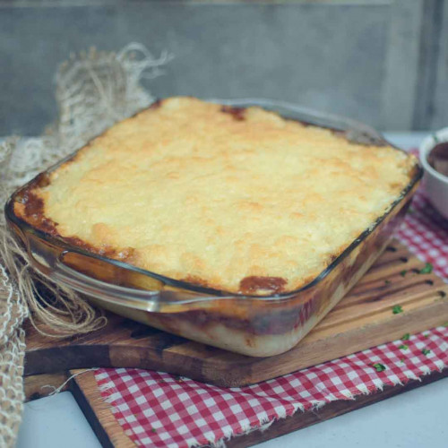 PASTEL DE CHIVO CON PURÉ DE MANDIOCA