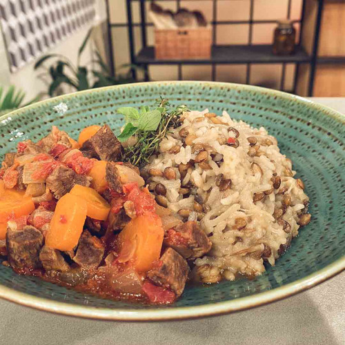 CUADRIL A LA CACEROLA CON ARROZ, LENTEJAS Y CEBOLLAS CARAMELIZADAS