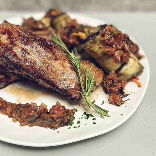 BIFE DE CHORIZO CON ROLL DE BERENJENA Y VEGETALES