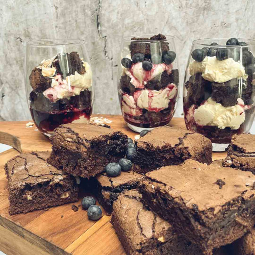 POSTRE EN COPA DE BROWNIE Y SALSA DE FRUTOS ROJOS