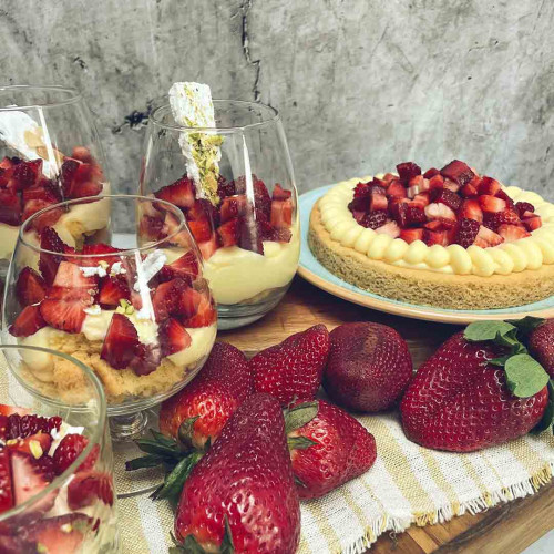 POSTRE EN COPA DE CREMA PASTELERA Y FRUTILLAS