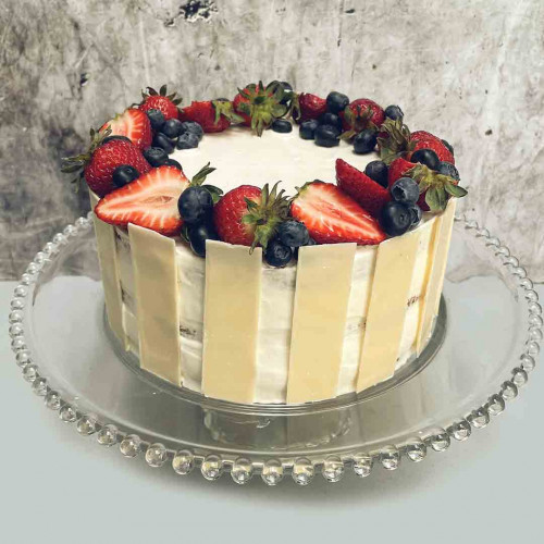 TORTA DE COCO, CHOCOLATE BLANCO Y FRUTOS ROJOS