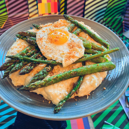 ESPÁRRAGOS A LA CHAPA CON PURÉ DE PAPA RÚSTICO