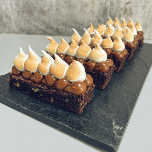 LINGOTE DE BROWNIE CON DULCE DE LECHE Y CREMA