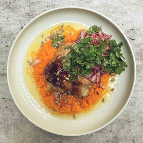 POLLO RELLENO CON PURÉ DE ZANAHORIAS Y ENSALDA