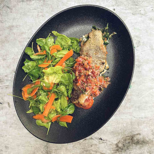 PESCADO RELLENO CON VINAGRETA DE ALCAPARRAS Y ENSALADA