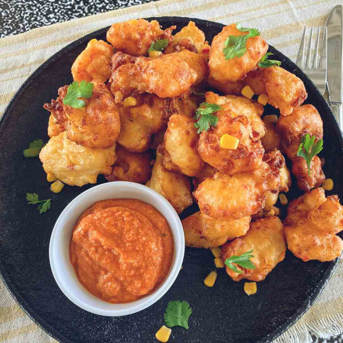 BUÑUELOS DE HUMITA CON SALSA ROMESCO