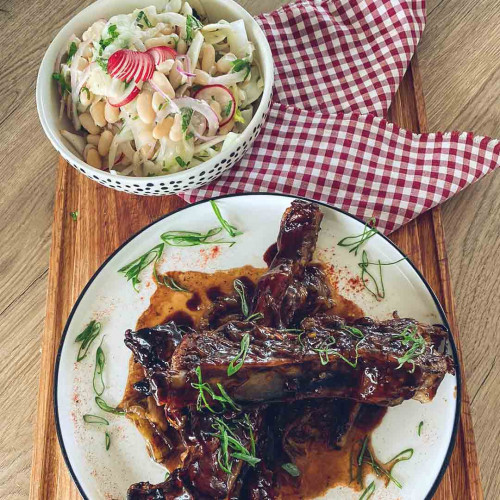 CERDO AGRIDULCE CON ENSALADA DE POROTOS