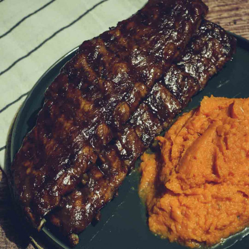 RIBS DE CERDO CON PURÉ DE BATATA