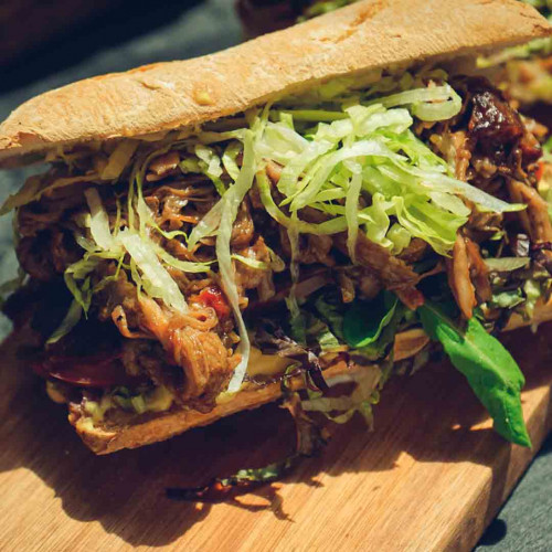 SANDWICH DE BONDIOLA BRASEADA CON BARBACOA