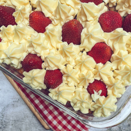 POSTRE EN FUENTE DE FRUTILLAS Y CHOCOLATE BLANCO