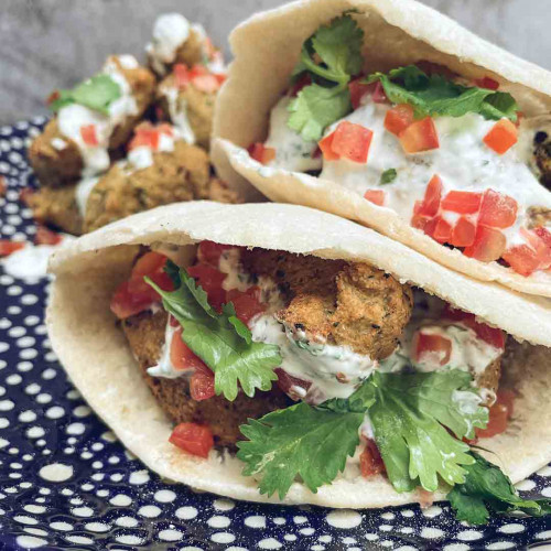 BUÑUELOS DE HABAS CON SALSA DE YOGURT