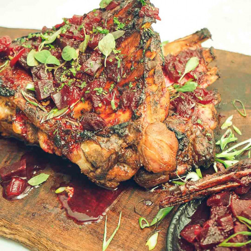 COSTILLITAS DE CERDO CON ENSALADA Y MERMELADA DE REMOLACHA