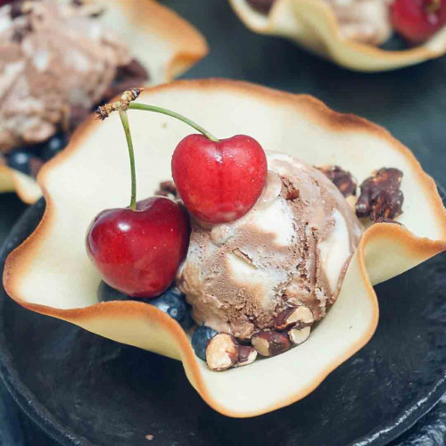 CAPELINAS CROCANTES CON HELADO Y FRUTA