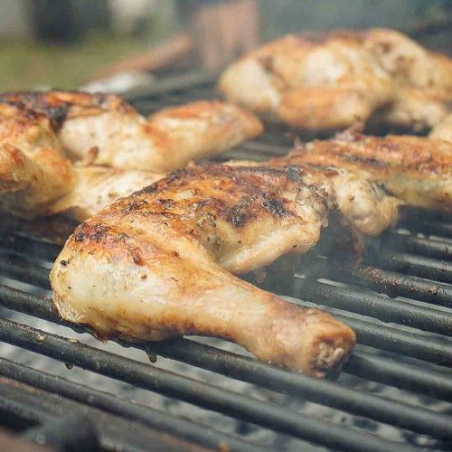 POLLO A LA PARRILLA CON ENSALADA Y VEGETALES