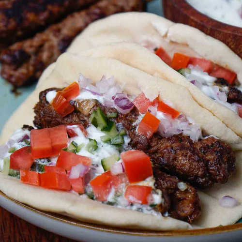 KEBAB CON SALSA DE YOGUR Y PAN ÁRABE