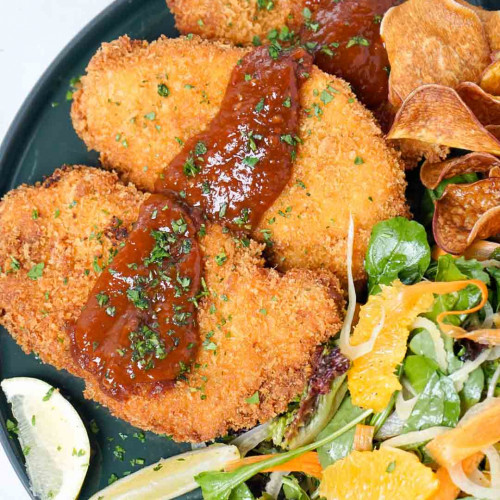 MILANESA DE CERDO CON ENSALADA Y BARBACOA CASERA