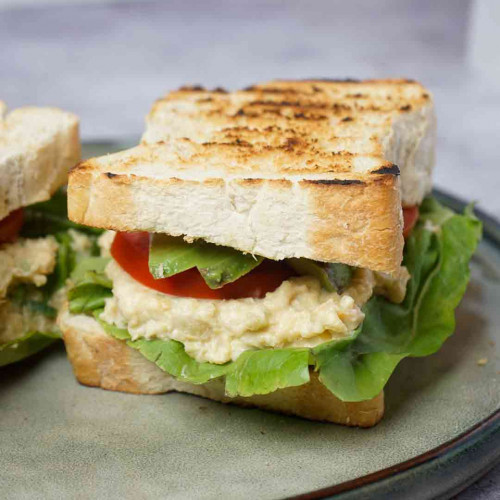 SANDWICH DE GARBANZOS CON UNTABLE DE CAJÚ