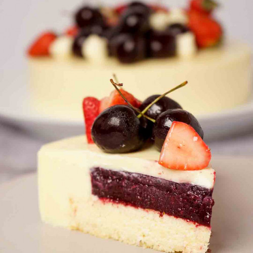 TORTA DE CHOCOLATE BLANCO, LIMÓN Y FRUTILLAS