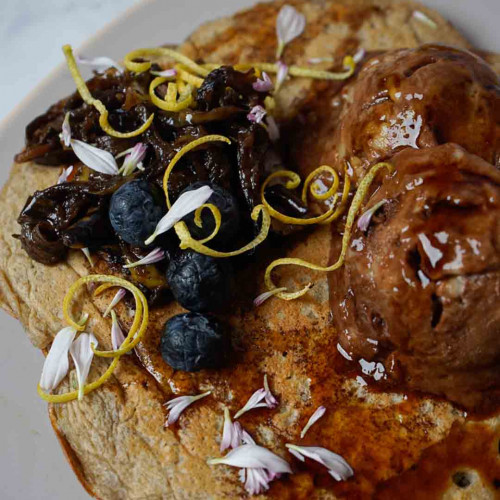 PANQUEQUES, HELADO, CROCANTE DE BANANA Y TEPACHE