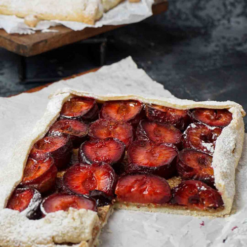 TARTA DE CIRUELAS Y AMARETTIS