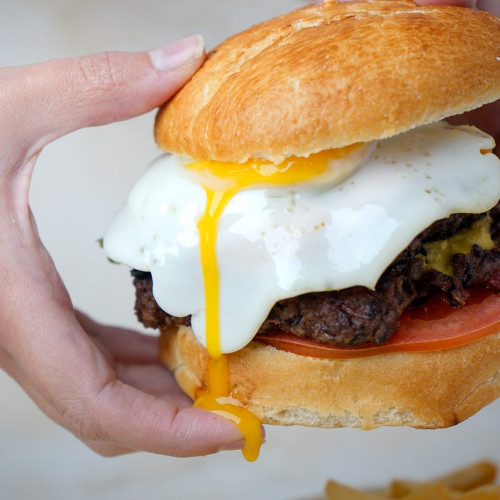 HAMBURGUESA CASERA CON SALSA DE PEPINILLOS