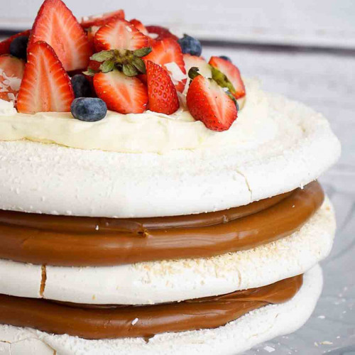 PAVLOVA DE COCO CON FRUTAS DE ESTACIÓN