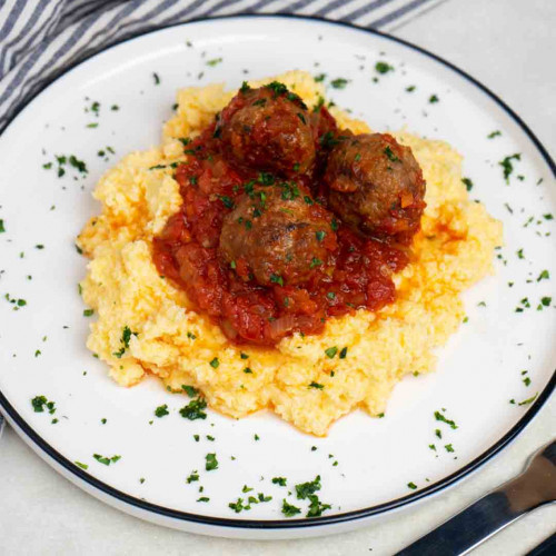 POLENTA CREMOSA CON ALBÓNDIGAS