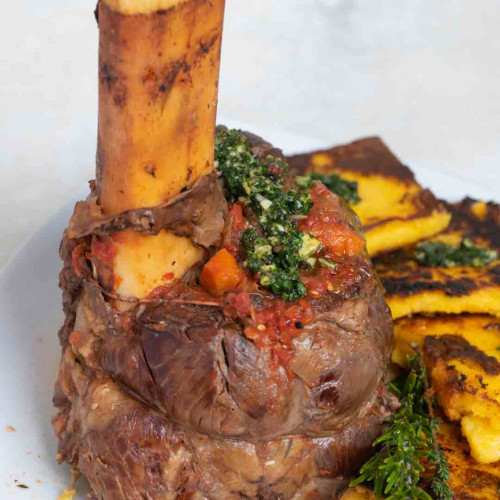 OSSOBUCO CON POLENTA GRILLADA Y GREMOLATTA