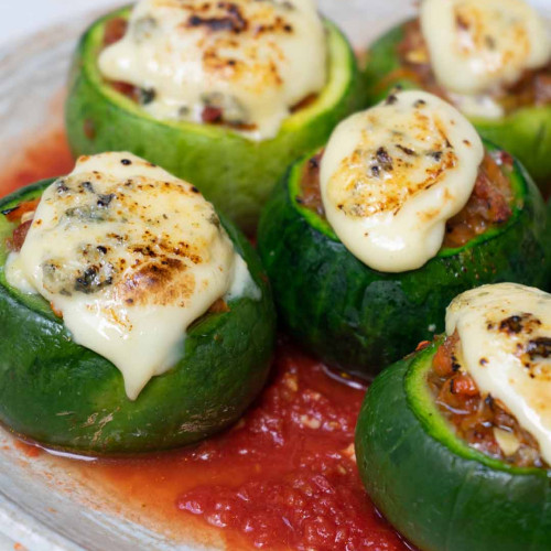 ZAPALLITOS RELLENOS CON BOLOÑESA Y GRATINADO CON QUESO AZUL