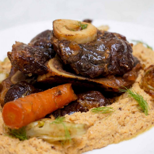 OSSOBUCO BRASEADO CON PURÉ DE ARVEJAS