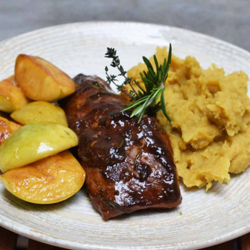 SOLOMILLO DE CERDO A LA CERVEZA CON BATATAS Y MANZANAS