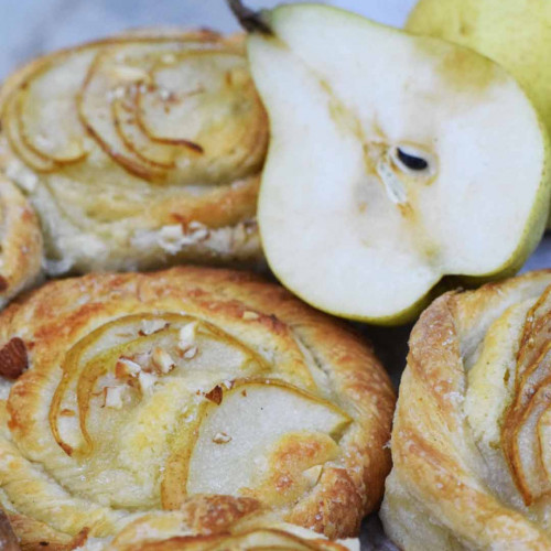 CORONAS DE HOLAJDRE CON PERAS Y CREMA DE ALMENDRAS