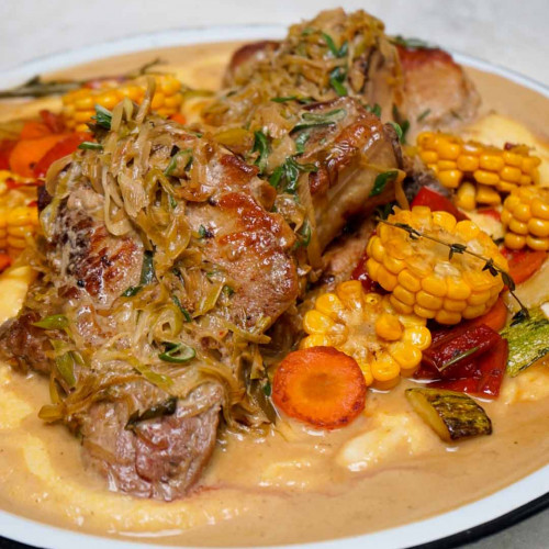 ESTOFADO DE COSTILLAS DE CERDO CON POLENTA CREMOSA