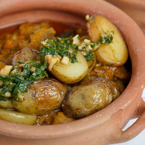 CAZUELA DE CHIVO CUYANO CON PAPINES ANDINOS