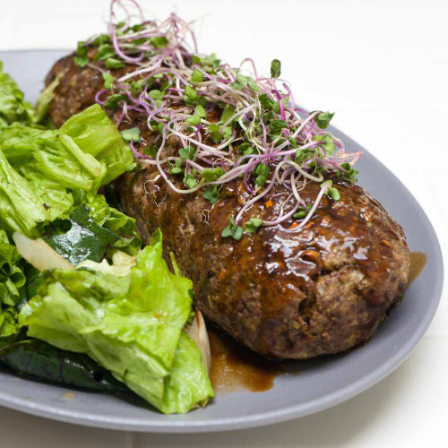 PAN DE CARNE CON SALSA AGRIDULCE Y ENSALADA