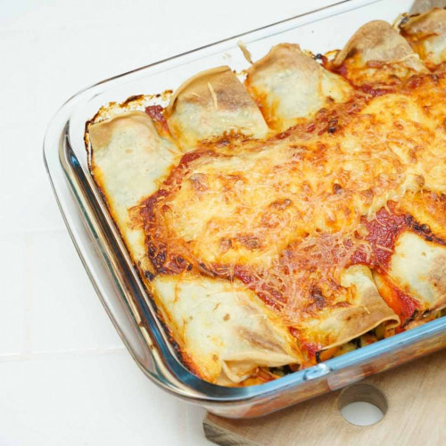 CANELONES DE POLLO, ACELGA Y QUESO CON SALSA BLANCA