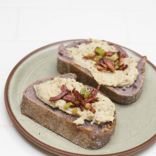 BRUSCHETTAS CON CREMA DE ALCAUCIL Y PANCETA