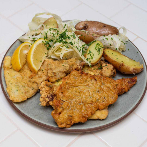 ESCALOPE MARINERA CON ENSALADA