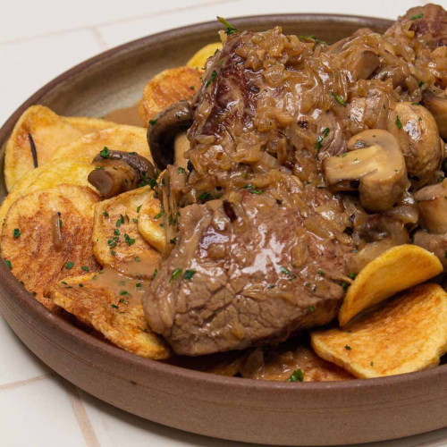 LOMO AL CHAMPIÑON CON PAPAS ESPAÑOLAS