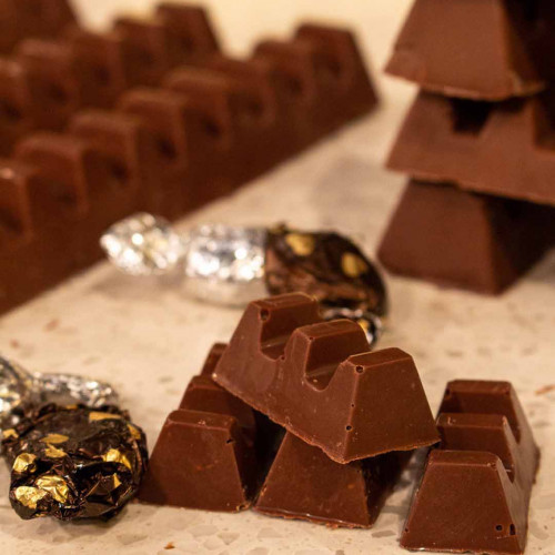 TABLETA DE CHOCOLATE Y CARAMELOS DE LECHE RELLENOS DE CHOCOLATE