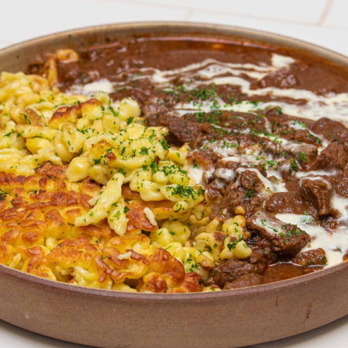 GOULASH, SPAETZLE Y CREMA ÁCIDA