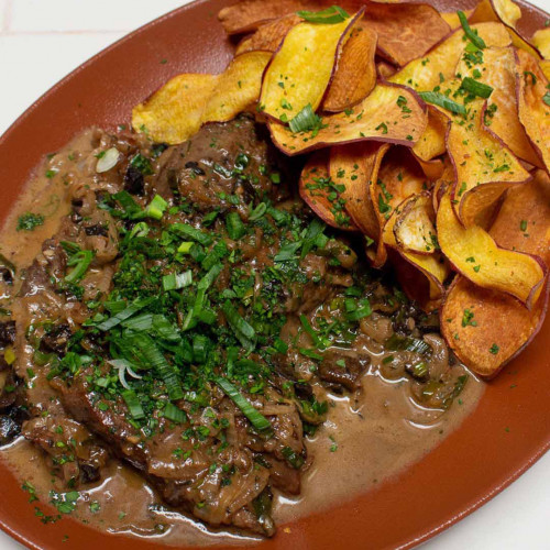 BIFES DE CUADRIL CON SALSA DE HONGOS Y BATATAS FRITAS